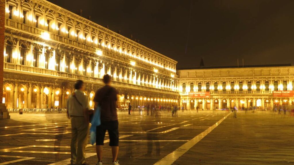 Plaza San Marco en la noche