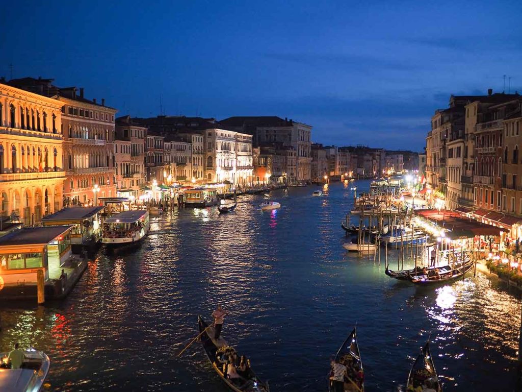 ¿Cuándo funciona el transporte público en Venecia?