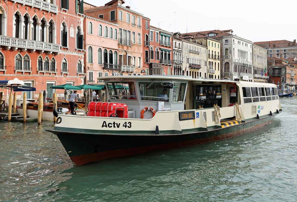 ¿Qué es el Vaporetto en Venecia?