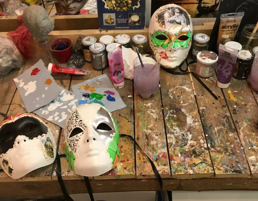 Participación en un taller de creación de máscaras