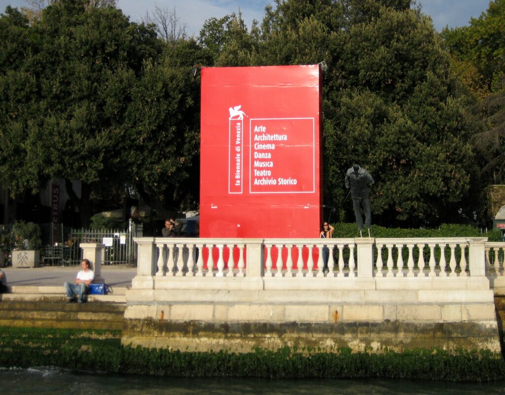 Lema de la Bienal de Venecia de este año Lema de la Bienal de Venecia de este año